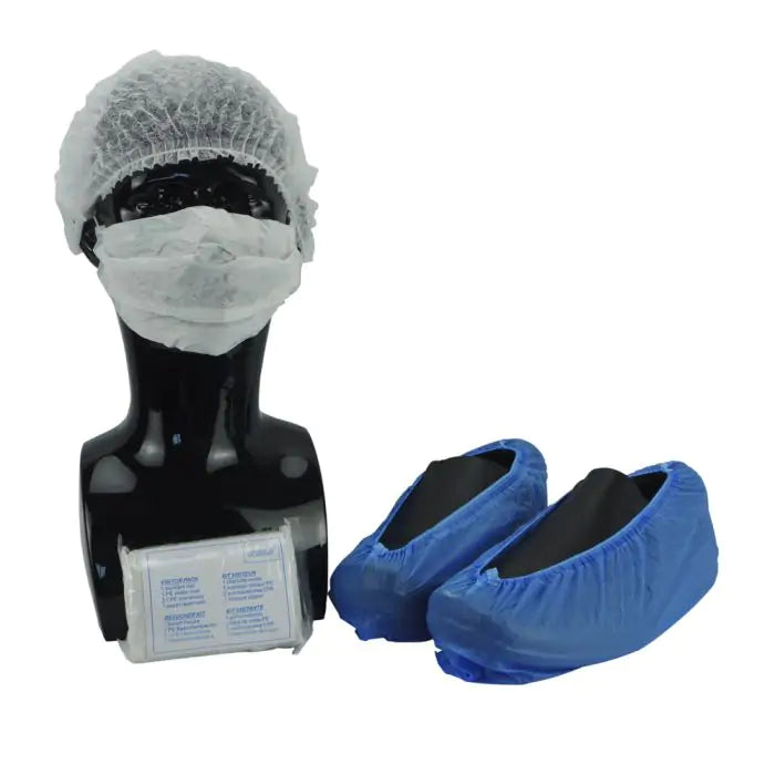 Pachet / Set vizitator: o capelină bufantă netesută, un halat alb pentru vizitatori din polietilenă, doi botoșei din CPE albăștri și o mască de față din hârtie albă