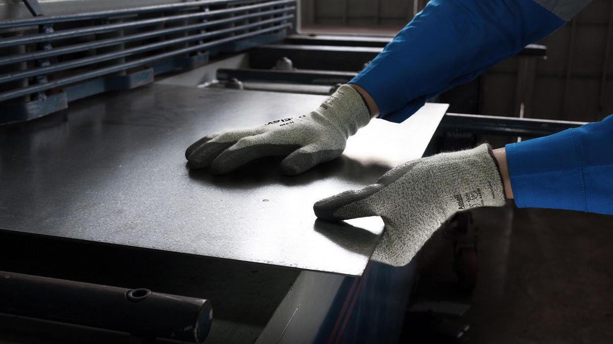 Mănuși Ansell HyFlex 11-730 utilizate pentru manipularea componentelor metalice disponibile la Bunzl Romania