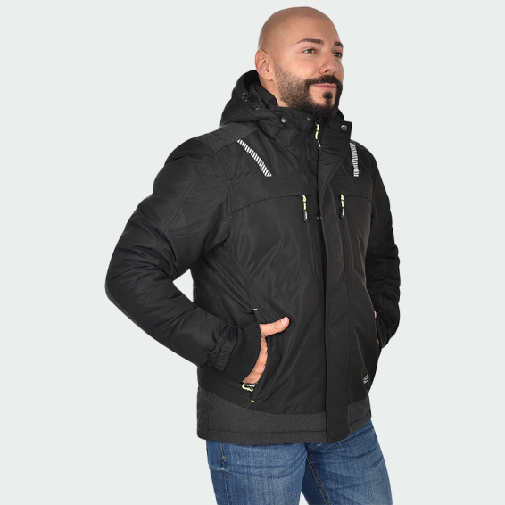 Muncitor purtând jachetă BWOLF OLYMPIA pentru protecție în condiții de iarnă