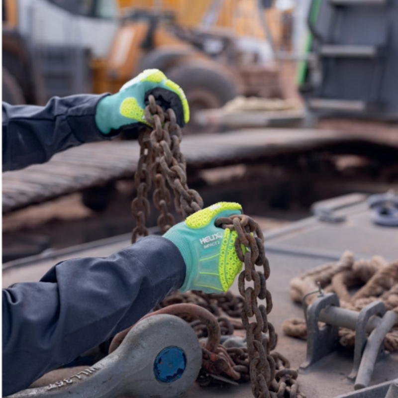 Acoperire SoftGrip NBR pentru aderență ridicată la mănușile uvex HexArmor Helix 3004IMP disponibile la Bunzl România