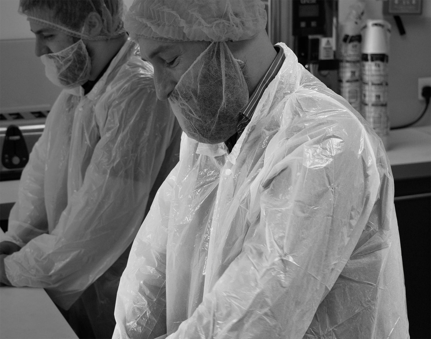 Halat alb de unică folosință din PE cu guler și închidere cu capse