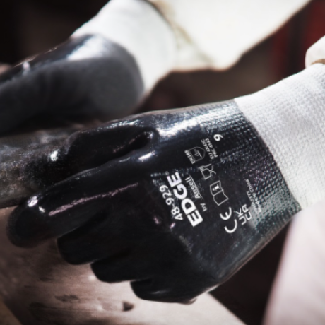 Mănuși de protecție Ansell EDGE 48-929 gri și negru, aplicație în spațiul de lucru 