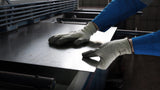 Mănuși Ansell HyFlex 11-730 utilizate pentru manipularea componentelor metalice disponibile la Bunzl Romania