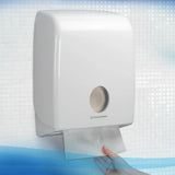 Dispenser pentru prosoape hârtie Scott Control utilizat în grupuri sanitare profesionale disponibil la Bunzl România
