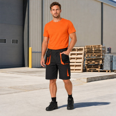 Pantaloni scurți de lucru Atlas Shorts purtați în mediu profesional disponibili la Bunzl România