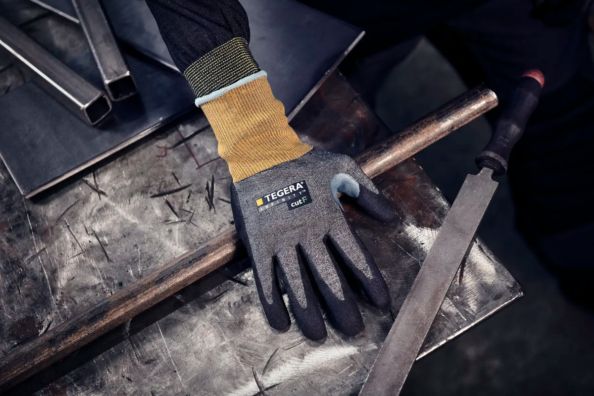 Manusi antitaiere TEGERA 8815 utilizate la manipularea pieselor metalice