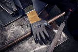 Manusi antitaiere TEGERA 8815 utilizate la manipularea pieselor metalice