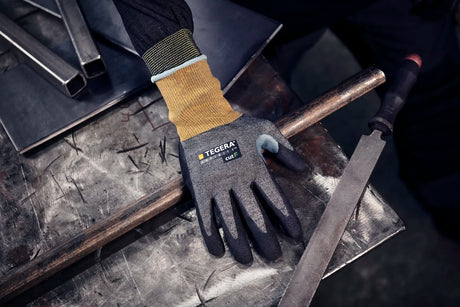 Manusi antitaiere TEGERA 8815 utilizate la manipularea pieselor metalice