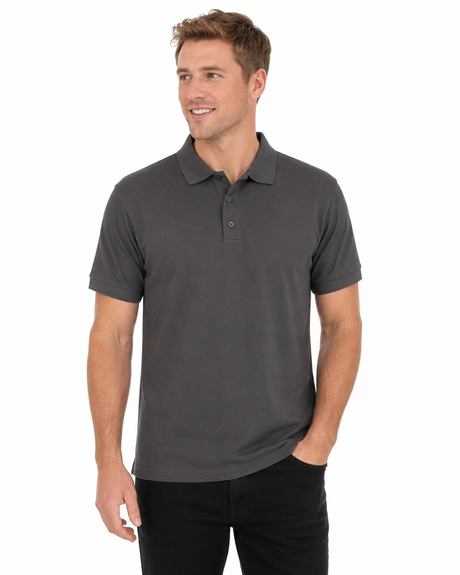 Tricou Polo Gildan GI85800 Premium Gri Cărbune purtat de model disponibil la Bunzl România